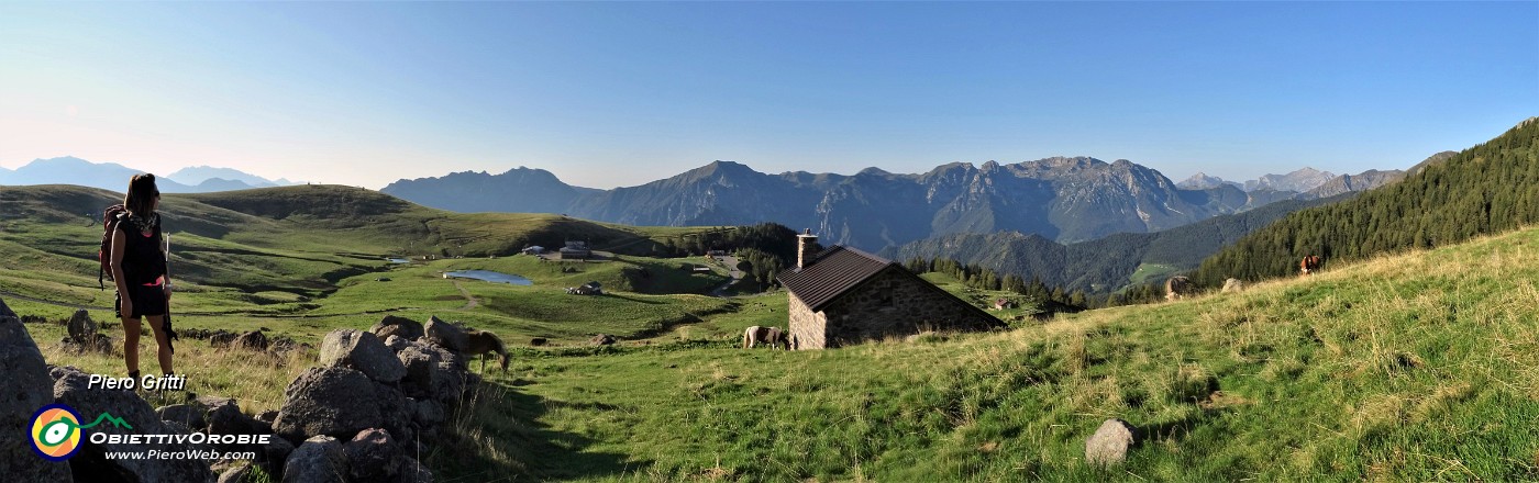 17 Vista panoramica sui Piani dell'Avaro.jpg